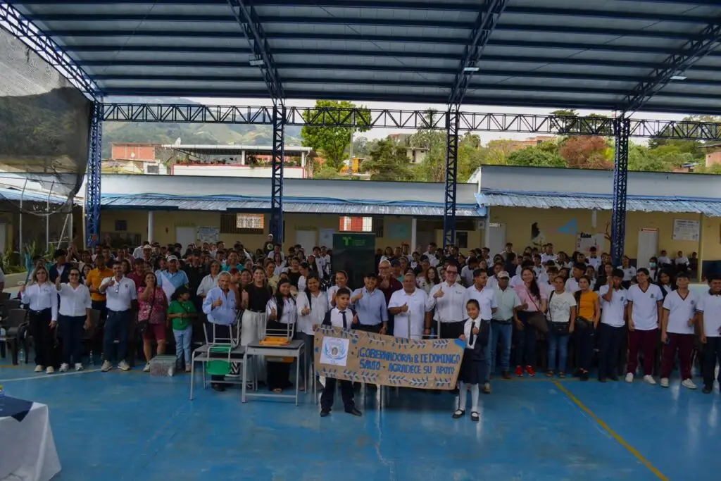 Comunidad educativa reunida durante el acto de cierre de Obras por Impuestos en San Antonio, Tolima.