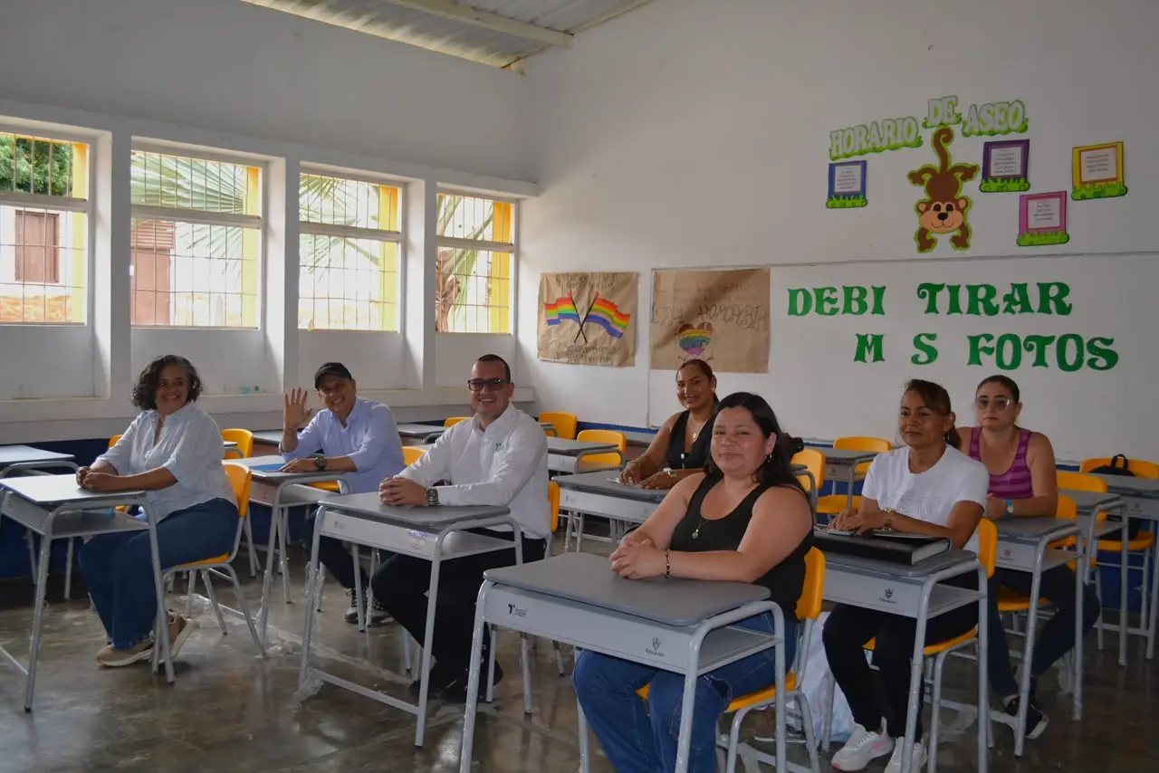 Aula beneficiada con la dotación de mobiliario escolar.