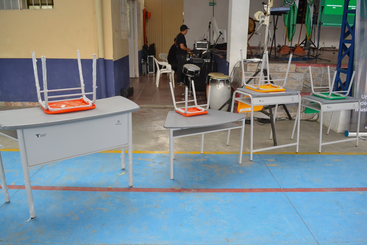 Mobiliario escolar entregado para las instituciones educativas oficiales de San Antonio.