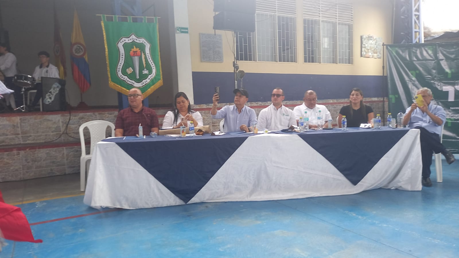 Representantes institucionales durante la jornada de cierre.